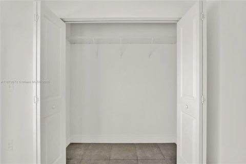 Снять в аренду таунхаус в Майами, Флорида 3 спальни, 125.42м2, № 1943820 - фото 18