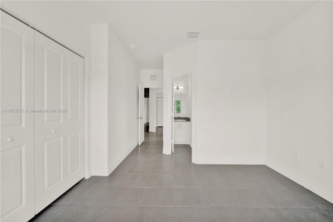 Снять в аренду таунхаус в Майами, Флорида 3 спальни, 125.42м2, № 1943820 - фото 17