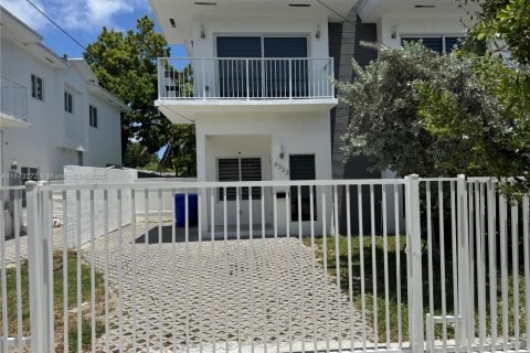 Снять в аренду таунхаус в Майами, Флорида 3 спальни, 125.42м2, № 1943820 - фото 2