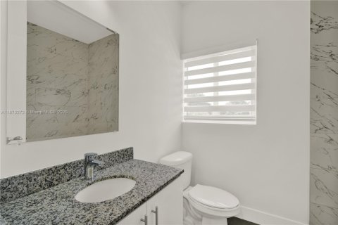 Снять в аренду таунхаус в Майами, Флорида 3 спальни, 125.42м2, № 1943820 - фото 23