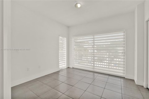 Снять в аренду таунхаус в Майами, Флорида 3 спальни, 125.42м2, № 1943820 - фото 25