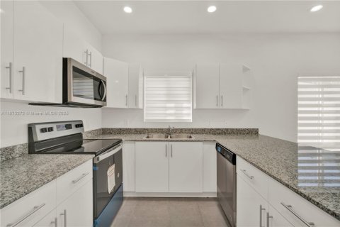 Снять в аренду таунхаус в Майами, Флорида 3 спальни, 125.42м2, № 1943820 - фото 5