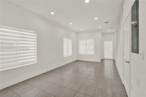 Снять в аренду таунхаус в Майами, Флорида 3 спальни, 125.42м2, № 1943820 - фото 10