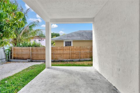 Снять в аренду таунхаус в Майами, Флорида 3 спальни, 125.42м2, № 1943820 - фото 29