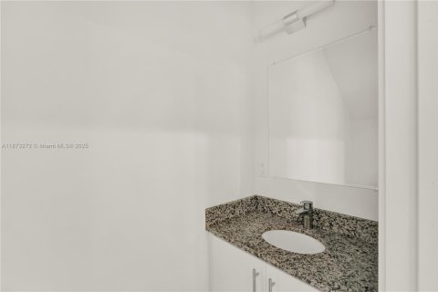 Снять в аренду таунхаус в Майами, Флорида 3 спальни, 125.42м2, № 1943820 - фото 16