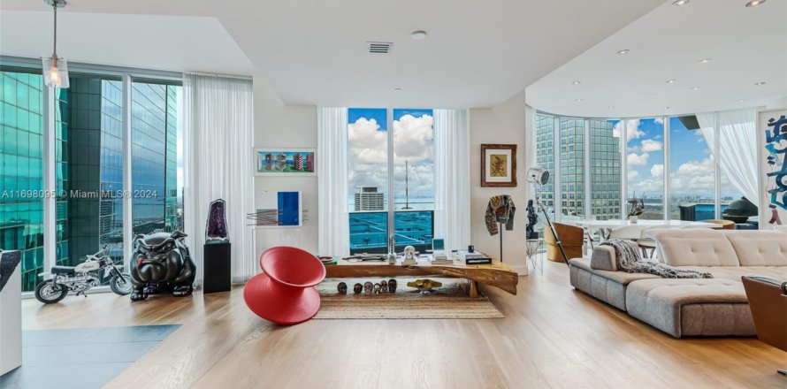 Condo in Miami, Florida, 3 bedrooms  № 1764054