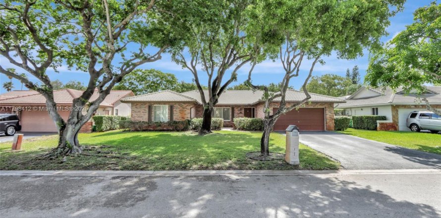 Villa ou maison à Coral Springs, Floride 4 chambres, 211.17 m2 № 1933612