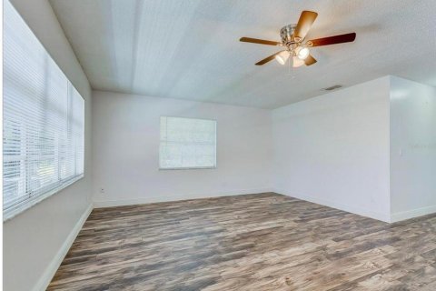 House in Zephyrhills, Florida 4 bedrooms, 158.12 sq.m. № 1652426 - photo 9