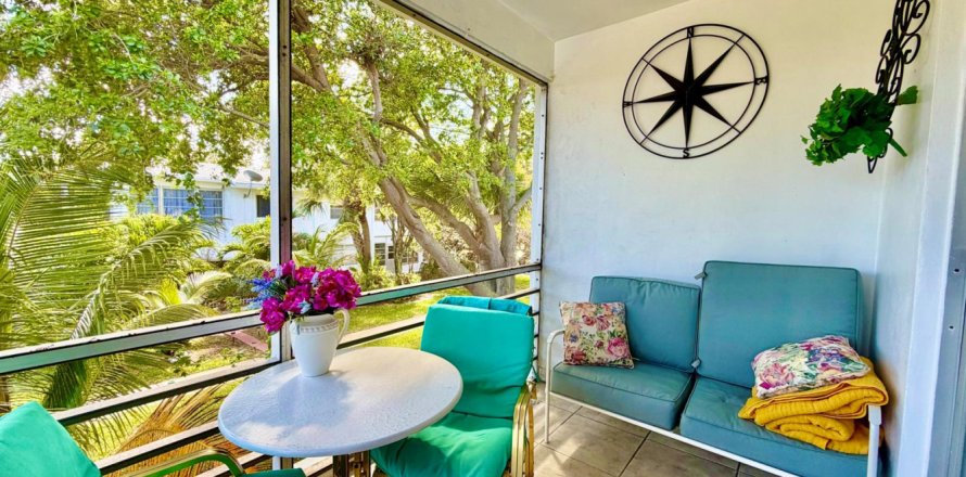 Condominio en Pompano Beach, Florida, 2 dormitorios № 2240246