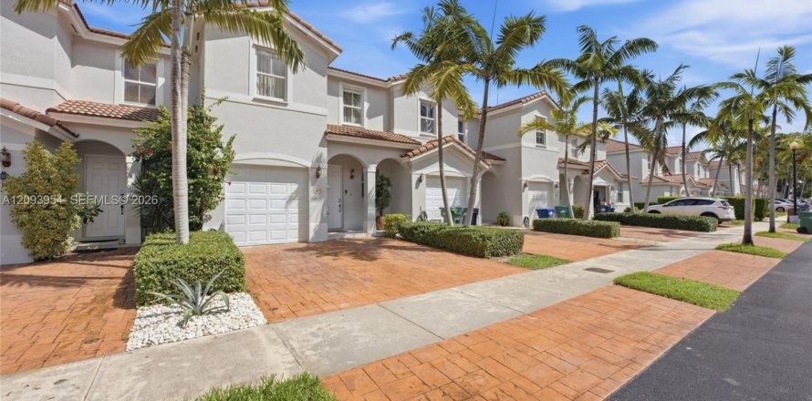 Casa en Miami, Florida 3 dormitorios, 168.34 m2 № 2378819