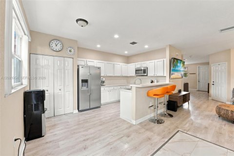 Casa en venta en Miami, Florida, 3 dormitorios, 168.34 m2 № 2378819 - foto 2