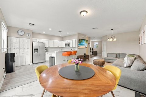 Casa en venta en Miami, Florida, 3 dormitorios, 168.34 m2 № 2378819 - foto 3