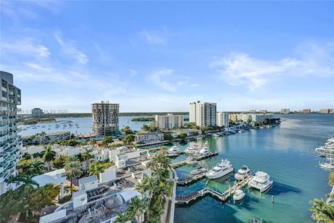 Снять в аренду кондоминиум в Норт-Бей-Виллидж, Флорида 2 спальни, 116.22м2, № 1969808 - фото 2