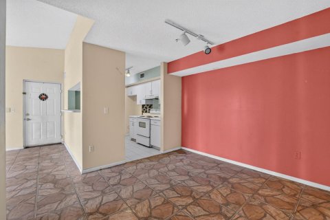 Condo in Coconut Creek, Florida, 2 bedrooms  № 2260170 - photo 6