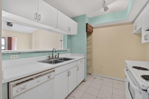 Condo in Coconut Creek, Florida, 2 bedrooms  № 2260170 - photo 8