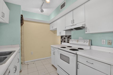 Condo in Coconut Creek, Florida, 2 bedrooms  № 2260170 - photo 9