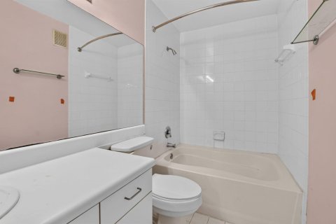 Condo in Coconut Creek, Florida, 2 bedrooms  № 2260170 - photo 15