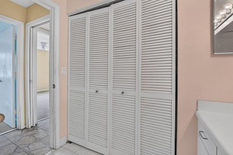 Condo in Coconut Creek, Florida, 2 bedrooms  № 2260170 - photo 16
