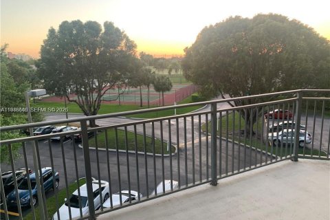 Condo in Weston, Florida, 3 bedrooms  № 2002892 - photo 5