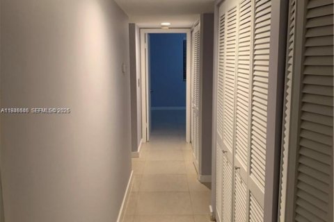 Condo in Weston, Florida, 3 bedrooms  № 2002892 - photo 10