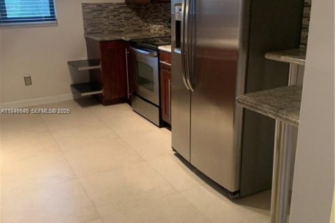 Condo in Weston, Florida, 3 bedrooms  № 2002892 - photo 9