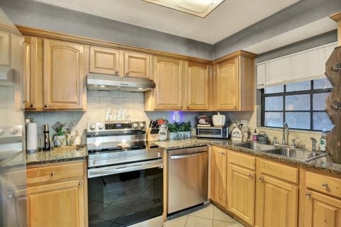 Condo in Gulfport, Florida, 2 bedrooms  № 2225630 - photo 11