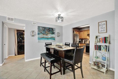 Condo in Gulfport, Florida, 2 bedrooms  № 2225630 - photo 9