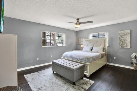 Condo in Gulfport, Florida, 2 bedrooms  № 2225630 - photo 12