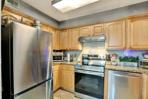 Condo in Gulfport, Florida, 2 bedrooms  № 2225630 - photo 10