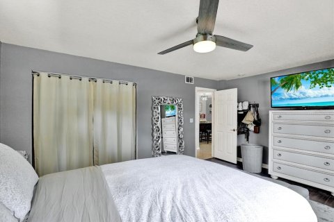Condo in Gulfport, Florida, 2 bedrooms  № 2225630 - photo 14