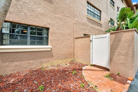 Condo in Gulfport, Florida, 2 bedrooms  № 2225630 - photo 19