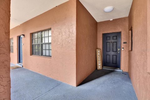Condo in Gulfport, Florida, 2 bedrooms  № 2225630 - photo 2