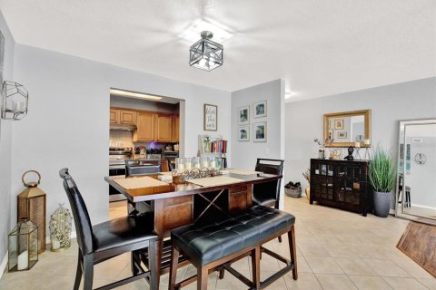 Condo in Gulfport, Florida, 2 bedrooms  № 2225630 - photo 8