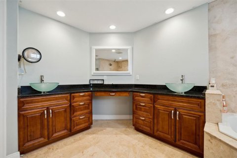 House in Casselberry, Florida 6 bedrooms, 327.76 sq.m. № 2122745 - photo 22