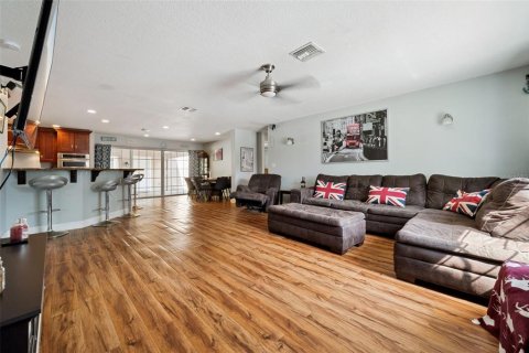 House in Casselberry, Florida 6 bedrooms, 327.76 sq.m. № 2122745 - photo 5