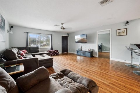 House in Casselberry, Florida 6 bedrooms, 327.76 sq.m. № 2122745 - photo 6