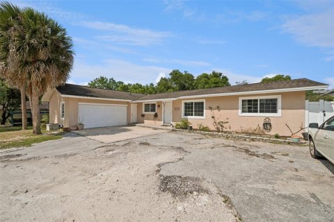 House in Casselberry, Florida 6 bedrooms, 327.76 sq.m. № 2122745 - photo 3