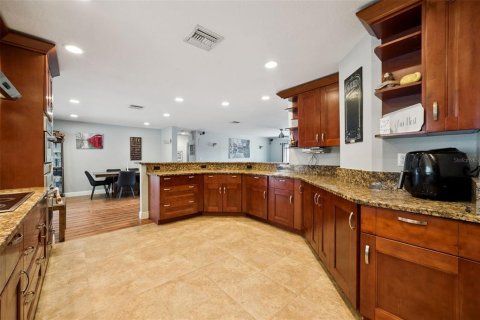 House in Casselberry, Florida 6 bedrooms, 327.76 sq.m. № 2122745 - photo 12