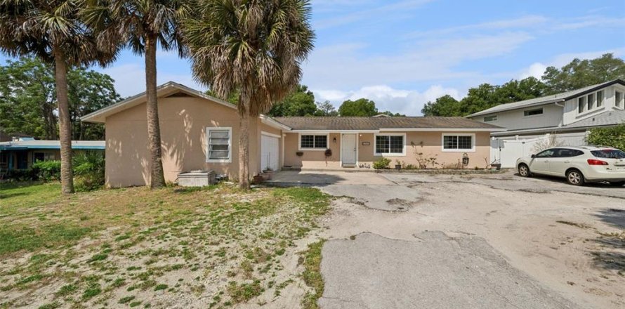 House in Casselberry, Florida 6 bedrooms, 327.76 sq.m. № 2122745