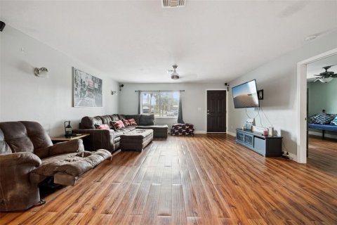 House in Casselberry, Florida 6 bedrooms, 327.76 sq.m. № 2122745 - photo 4