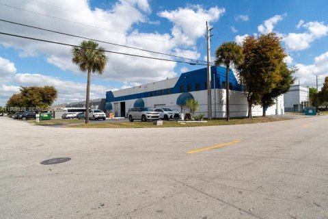 Propiedad comercial en venta en Hialeah, Florida № 2029999 - foto 2