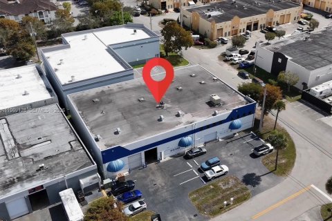 Propiedad comercial en Hialeah, Florida № 2029999