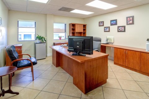 Propiedad comercial en venta en Hialeah, Florida № 2029999 - foto 5