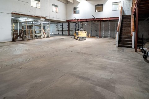 Propiedad comercial en venta en Hialeah, Florida № 2029999 - foto 3