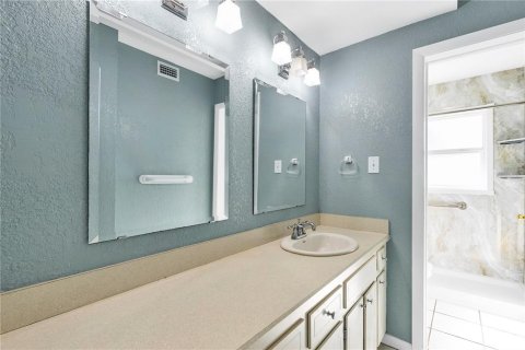 House in Tampa, Florida 4 bedrooms, 198.35 sq.m. № 1846476 - photo 19