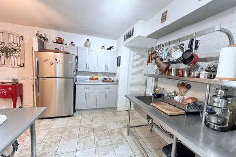 Copropriété à vendre à Bay Harbor Islands, Floride: 1 chambre, 75.25 m2 № 2183823 - photo 12