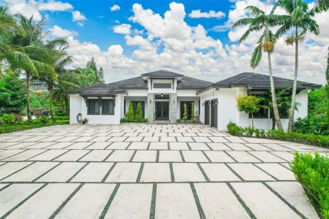 House in Homestead, Florida 6 bedrooms, 516.54 sq.m. № 1754275 - photo 1