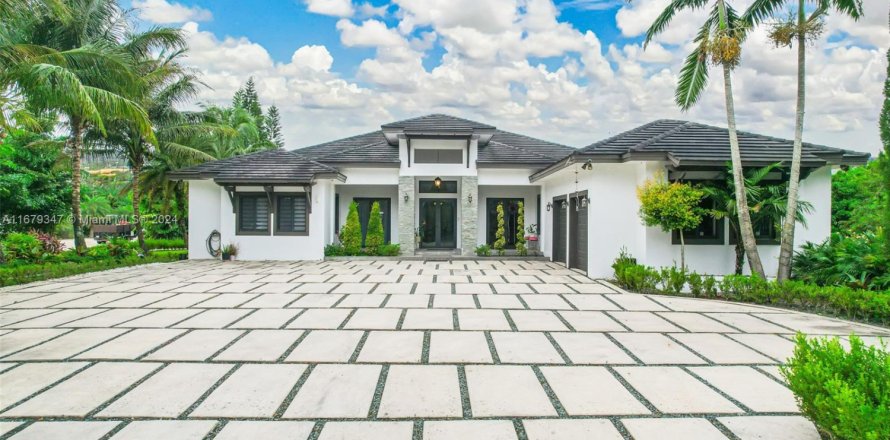 House in Homestead, Florida 6 bedrooms, 516.54 sq.m. № 1754275