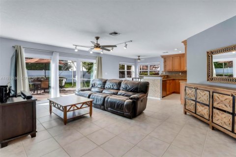 Купить виллу или дом в Пемброк-Пайнс, Флорида 4 спальни, 251.67м2, № 1996506 - фото 13