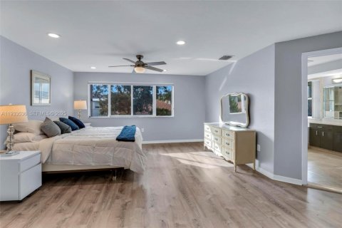 Купить виллу или дом в Пемброк-Пайнс, Флорида 4 спальни, 251.67м2, № 1996506 - фото 19